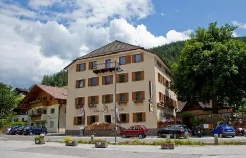 Gasthof Zum Weissen Rössl, hotell i Valdurna