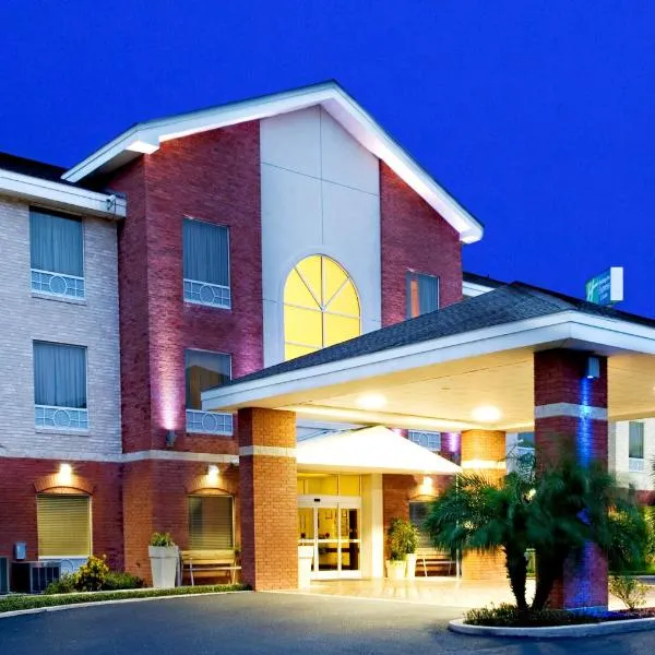 Holiday Inn Express Hotel and Suites Weslaco by IHG, hotel v destinaci Weslaco
