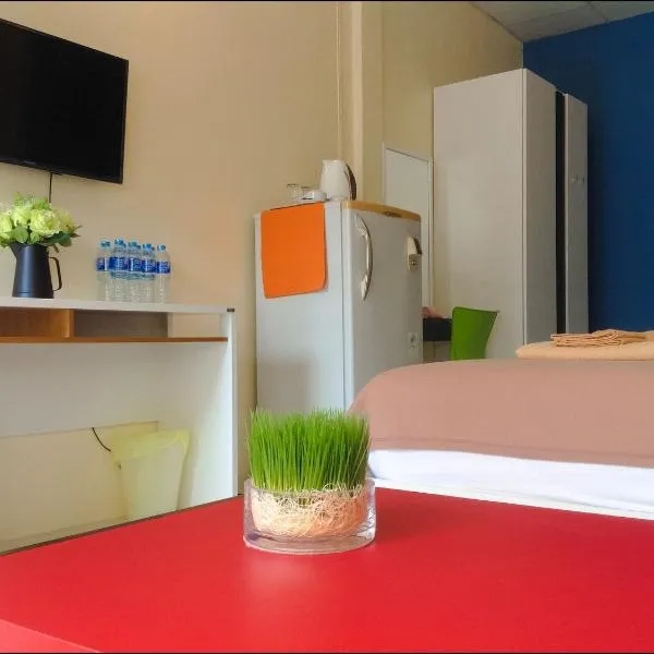 Phuket Town Budget House - Aircon Room #1, hotel u gradu Ban Lo Long