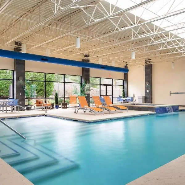 Holiday Inn and Suites Charleston West by IHG, hotel v destinaci Charleston