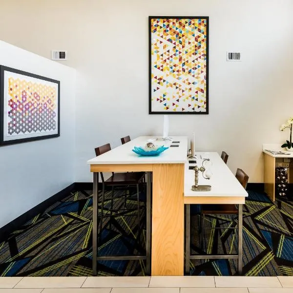Holiday Inn Express & Suites Charlotte Arpt-Belmont by IHG, hotel in Belmont
