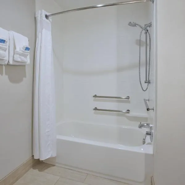 매리에타에 위치한 호텔 Holiday Inn Express & Suites - Parkersburg East, an IHG Hotel