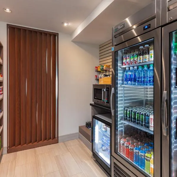 Holiday Inn Express & Suites - Moreno Valley - Riverside by IHG، فندق في مورينو فالي