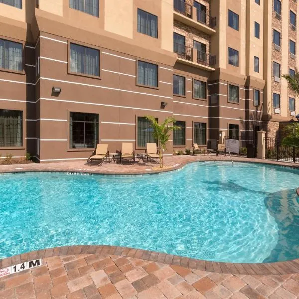 Staybridge Suites Orlando at SeaWorld by IHG - Free Parking & Shuttle to Seaworld Parks, hotel v Orlandu