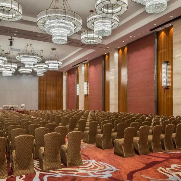 Viesnīca HUALUXE Yangjiang City Center pilsētā Jandzjana