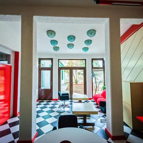 PB Urban Garden Stay with secured Parking, hotel v destinaci Sremska Mitrovica