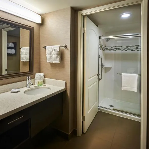 Staybridge Suites Hamilton - Downtown by IHG, hotel in Hamilton