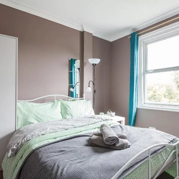 Shirley House 1, Guest House, Self Catering, Self Check in with smart locks, use of Fully Equipped Kitchen, Walking Distance to Southampton Central, Excellent Transport Links, Ideal for Longer Stays, hotel v destinaci Southampton