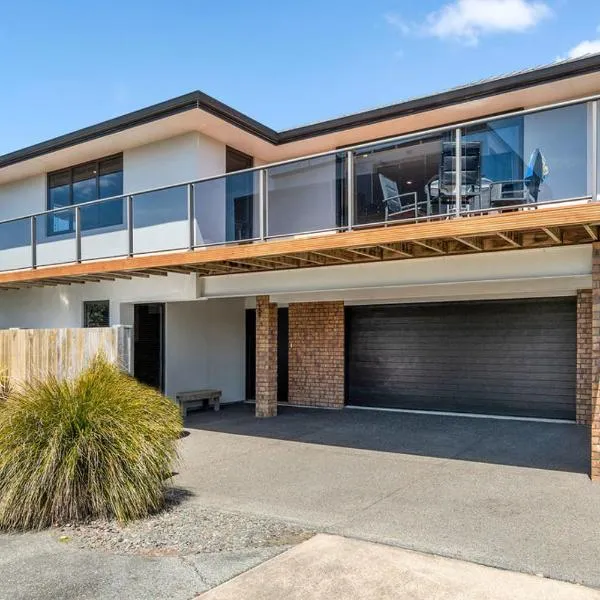 Sparkling Ocean Views - Papamoa Holiday House, ξενοδοχείο σε Papamoa