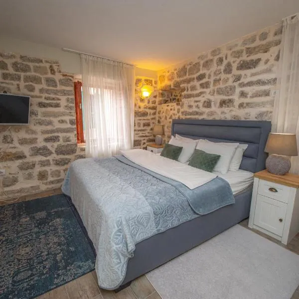 Antika Guesthouse، فندق في كوتور