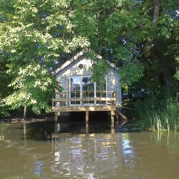 La cabane sur l'eau, hotel v destinaci Cul-des-Sarts