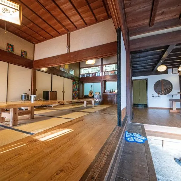 private accommodation with no meals included 隠岐貸切古民家宿くすぶるハウス, hotel v Okinoshimě