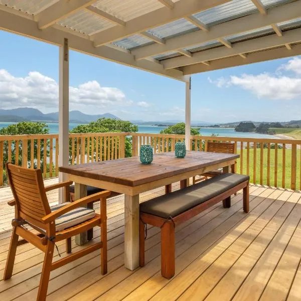 ONEPU MOANA 4-6 Bdr Holiday Home, hotel di Opononi