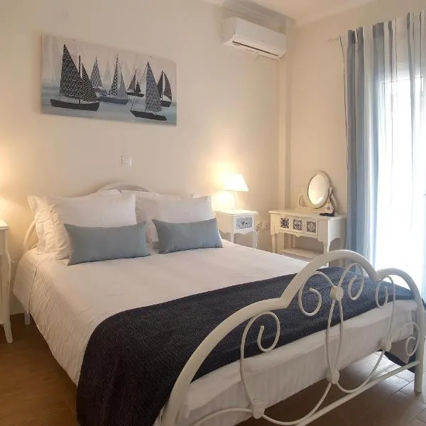 The Bluehouse - Spacious top floor flat with parking, by Mon Repos beach, hotel em Corfu Town
