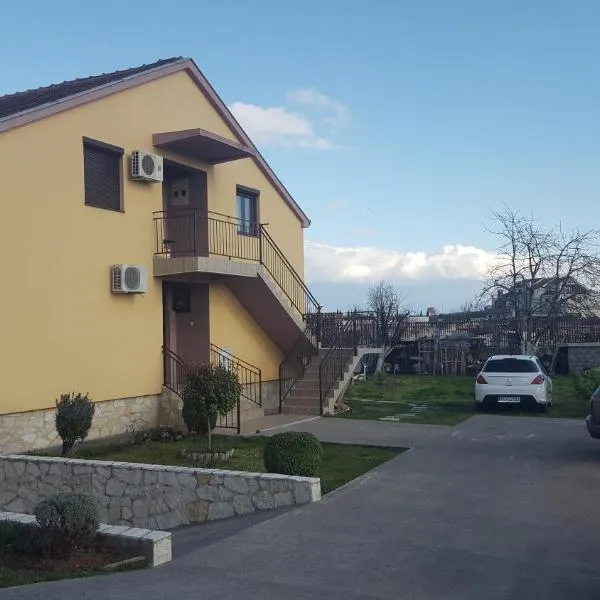 Hostel Vera - Airport Podgorica, hotel in Berislavci