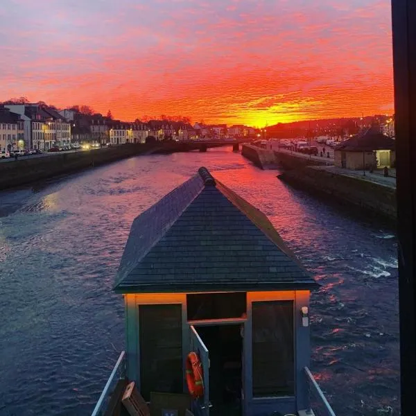 une nuit sur le pont 1, hotel in Plounéventer