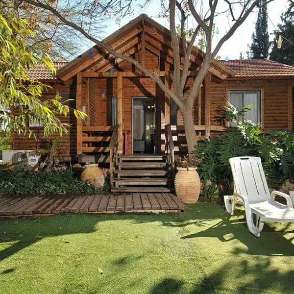 איתן בקתות עץ Eitan Wood Cabins Resort, hotel di Sede Eli‘ezer