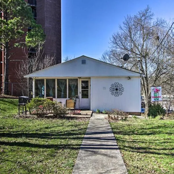 2 Mi to Downtown Knoxville Cozy Home with Patio, hotel in Knoxville