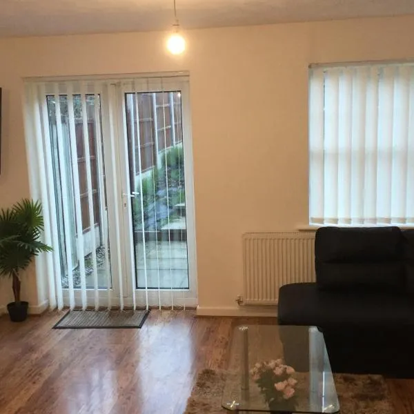 Quiet Residential Area Within Easy Reach Of Town, hotel in Lees