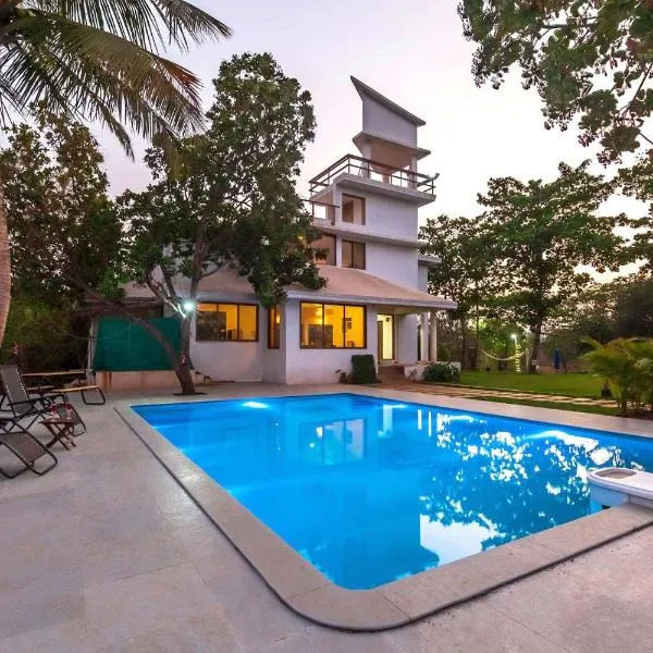 StayVista's Santoni Farms - Riverside Bliss with Pool, Orchard & Activities, hotel en Bhimashankar