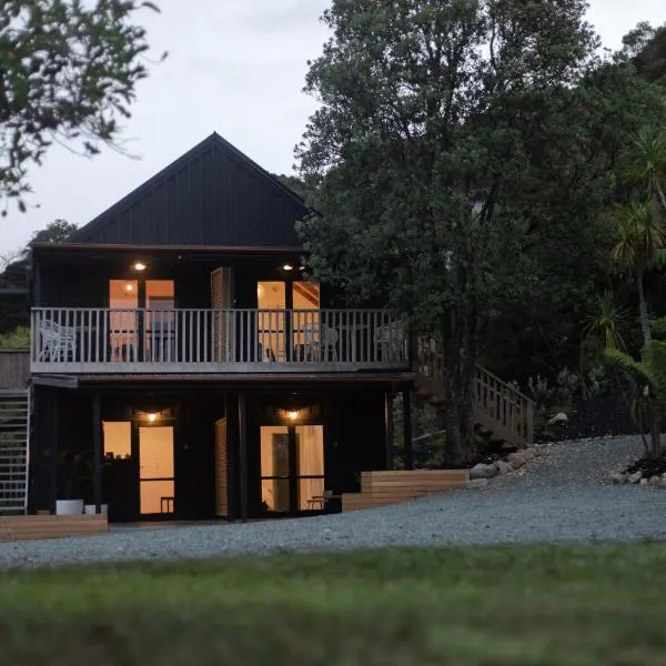 Tui & Nikau Cabins, hotel en Mangawhai