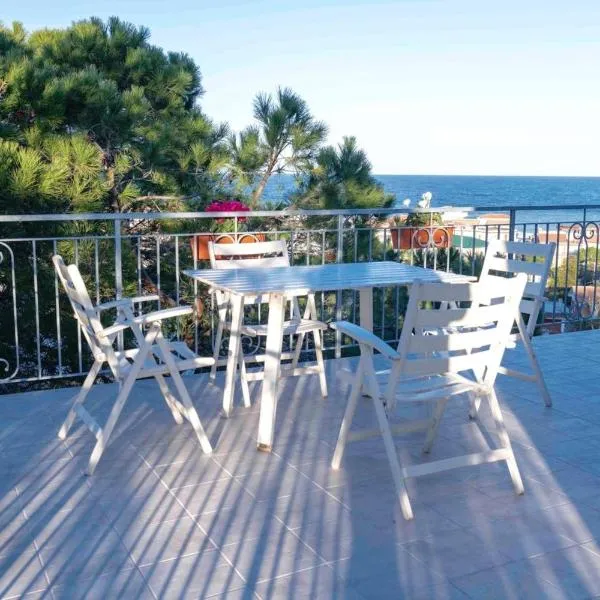 M262 - Marcelli, quadrilocale ristrutturato con terrazzo vista mare 1p, hotel v destinácii Marcelli