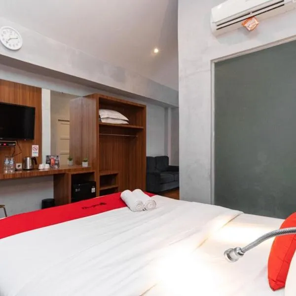 RedDoorz Premium near Centre Point Mall Medan, hotel di Belawan