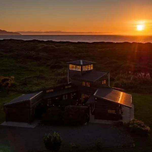 Idyllic ocean front beach house - Waikawa Beach, hotel em Otaki Beach