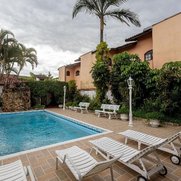 Casa com piscina e churrasqueira próximo à praia