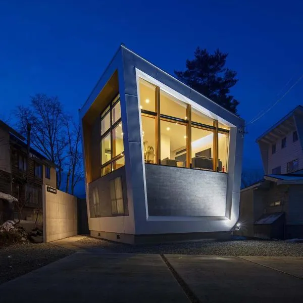 Alpinarc Chalet by Hakuba White Fox Company, hotel in Hakuba