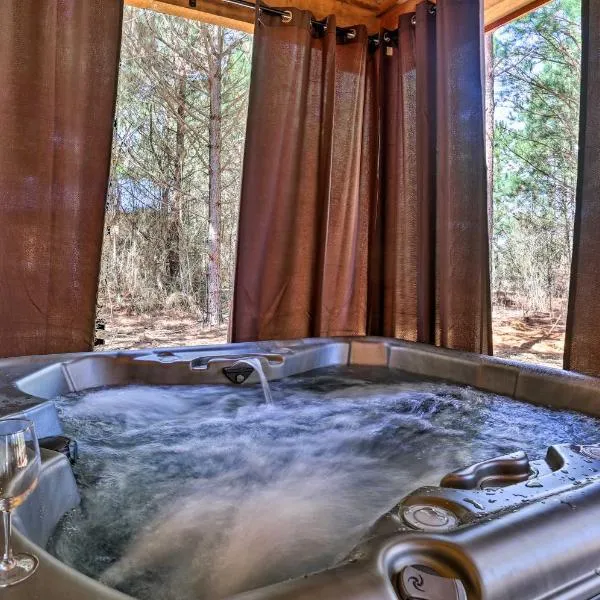 The Breeze Forested Oasis with Hot Tub and Deck!, hotel a Idabel