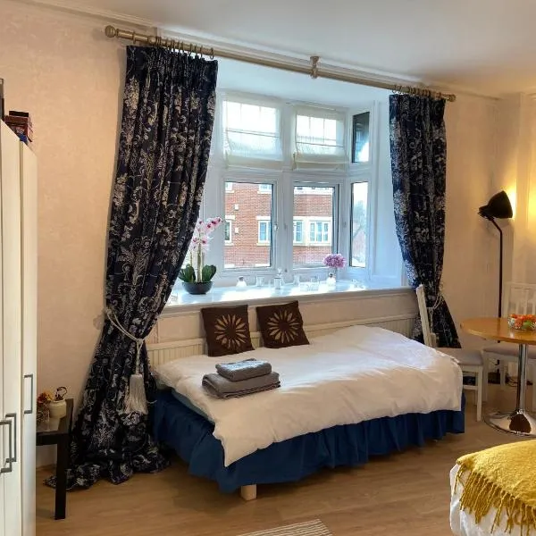 Deluxe Three Bed Apartment in Henley-on-Thames near Station River & Town Centre، فندق في هينلي على نهر التايمز