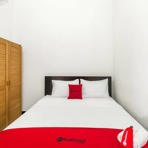 RedDoorz near Widya Mandala University, hotel in Surabaya