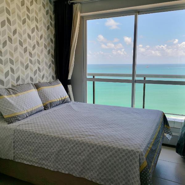 Modern Beachfront Apartment w. Magnificent Seaview
