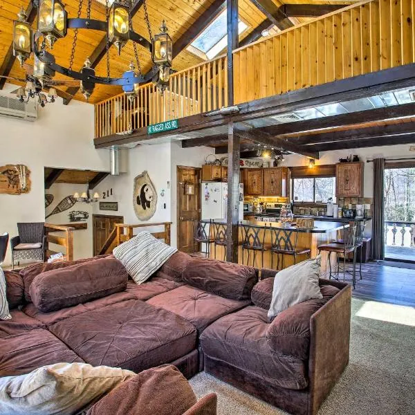 Swiss-Style Chalet with Fireplace - Near Story Land!, hotel in Bartlett