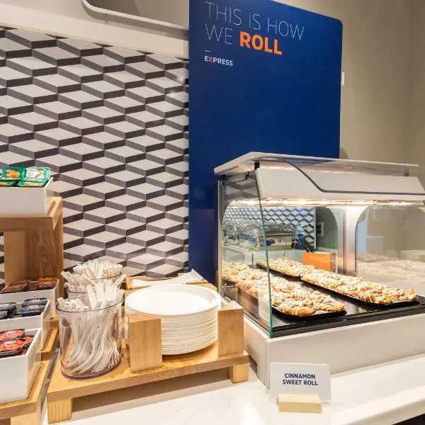 Holiday Inn Express & Suites Houston East by IHG, khách sạn ở Houston