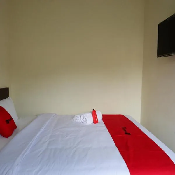 RedDoorz near Terminal Mendolo Wonosobo: Wonosobo şehrinde bir otel