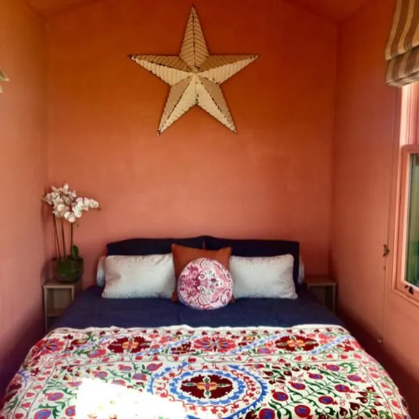 The Oaks Glamping - Magpie Half Shepherds Hut, hotel in Colkirk