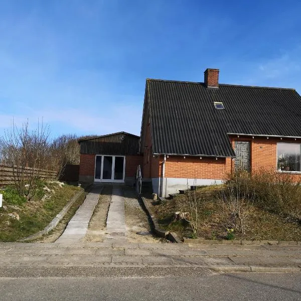 Logi i hus med kunst og have, hotel v destinaci Vestervig