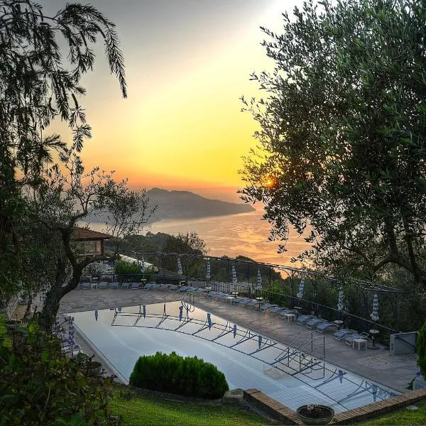 Gocce Di Capri Resort, hotel v destinaci Massa Lubrense