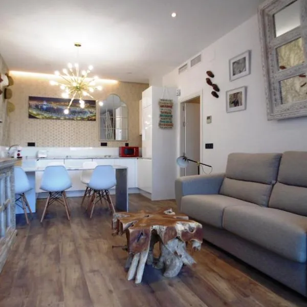 Apartamentos LOLA y MANUELA en primera línea playa Carihuela con excelente Terraza-jardin de 80 m2 frente al Mar con aparcamiento privado Ideal para descansar oyendo las olas del Mar, Hotel in Torremolinos