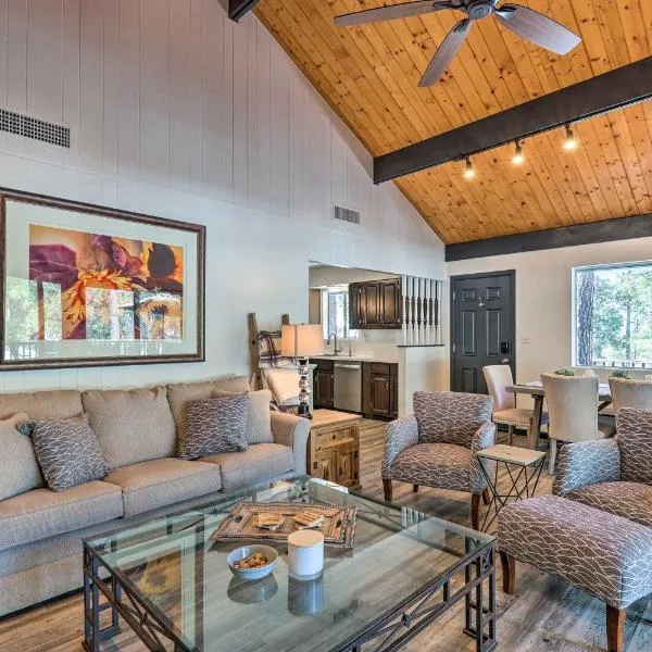 Deck with Wooded Views Rustic-Chic Prescott Cabin!, ξενοδοχείο σε Πρέσκοτ