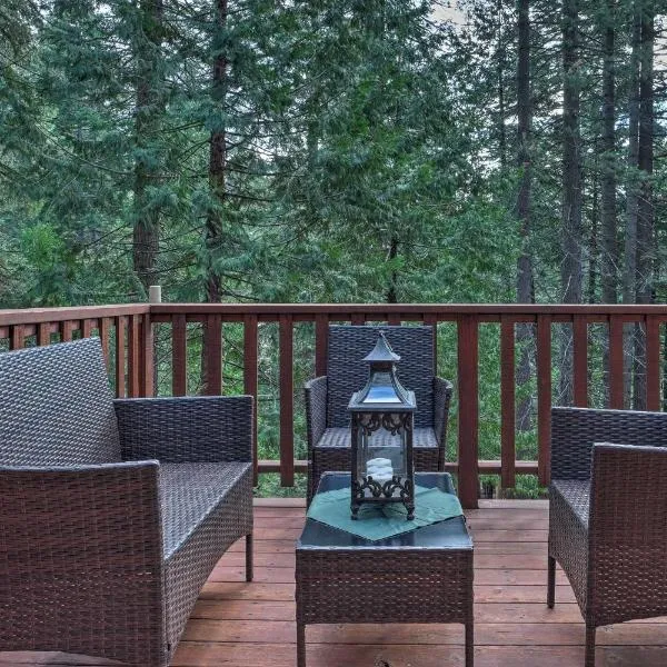 4 Mi to Big Tree State Park Serene Cabin with Deck, hotel v destinaci Arnold