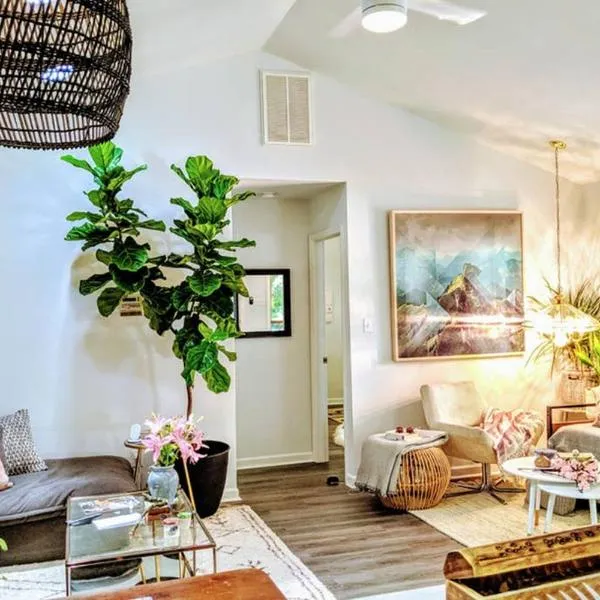 RARE Downtown Matthews walk 2 shops restauraunts hike CLT 2 Bedroom not 3br, hotel v destinaci Charlotte
