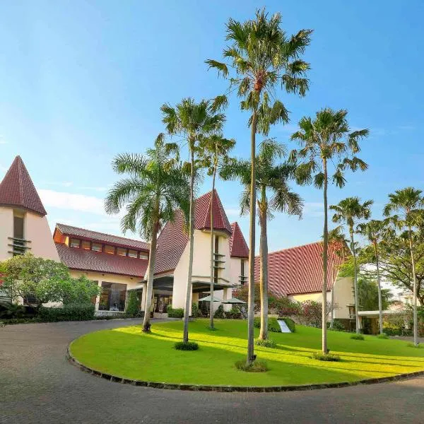 Grand Tropic Suites Hotel Surabaya, hotelli kohteessa Waru