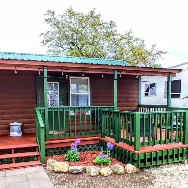 Top of the Hill RV Resort & Cabins, hótel í Waring