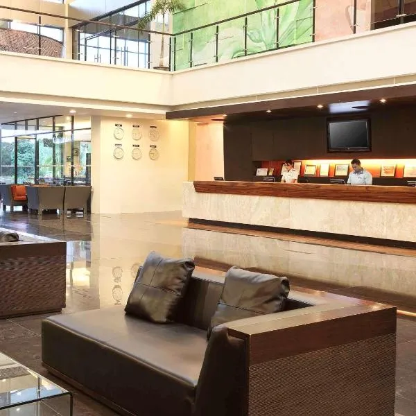 Novotel Manado Golf Resort & Convention Center, hótel í Manado