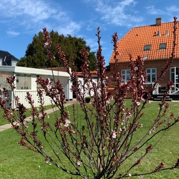 H. C. Lumbyes Vej - kælderlejlighed, hotell i Otterup