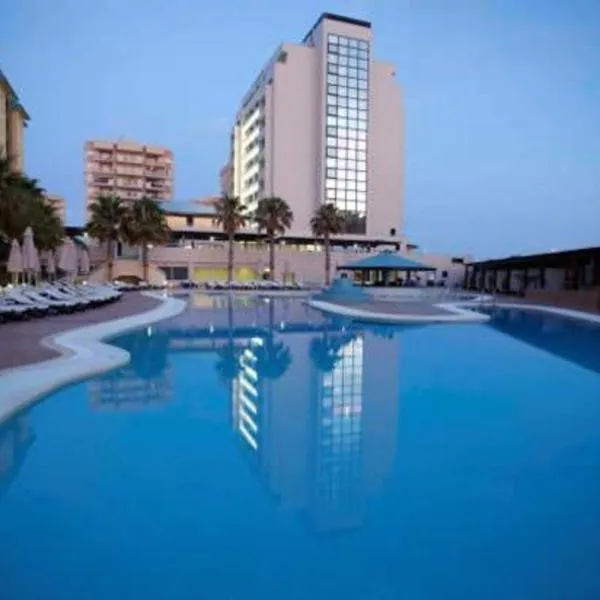 4Us LA MANGA VIP HOTEL、ラ・マンガ・デル・マール・メノールのホテル