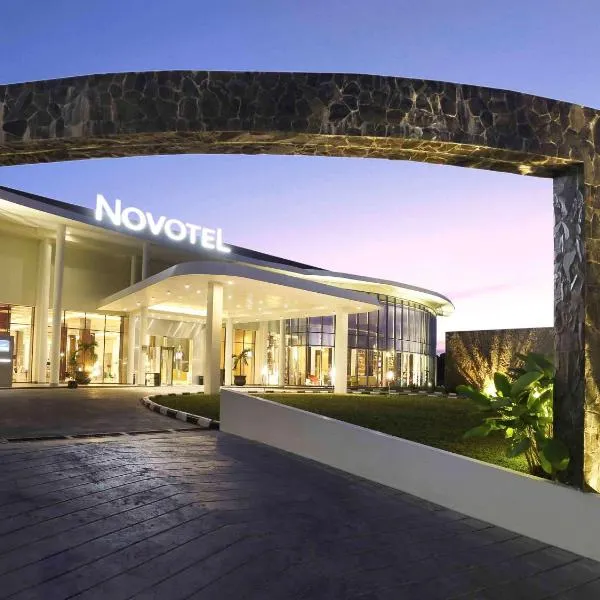 Novotel Banjarmasin Airport, hotell i Pulaubiruang